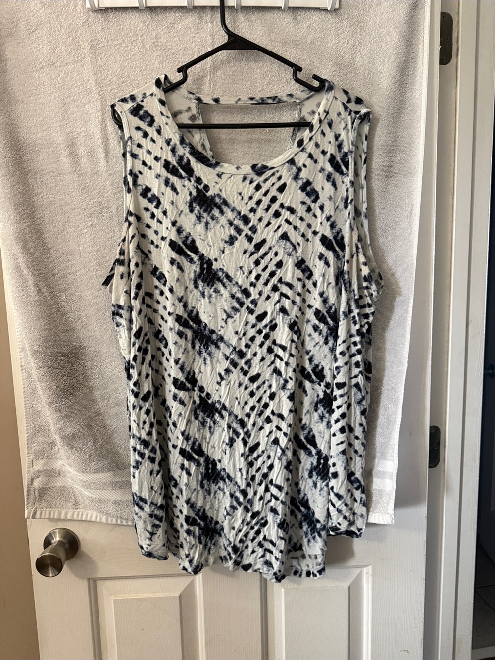 Livi Active White and Navy Tie-Dye Sleeveless Tank